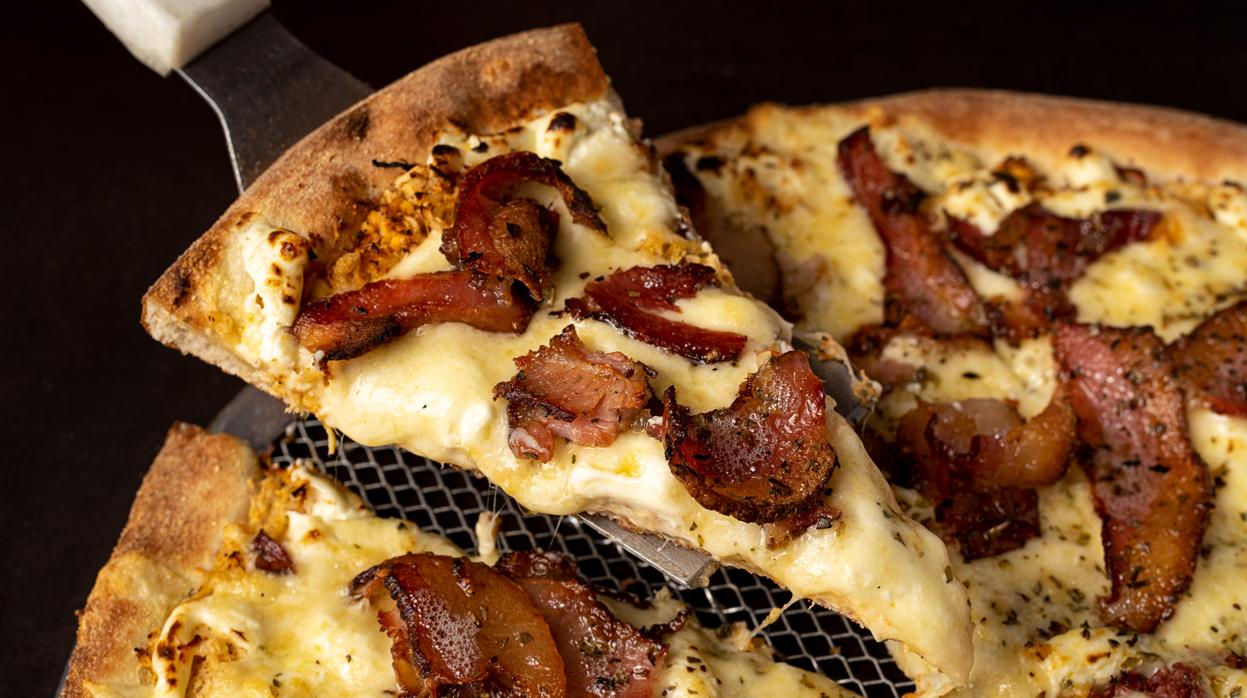 Pizza cocinada en la freidora de aire