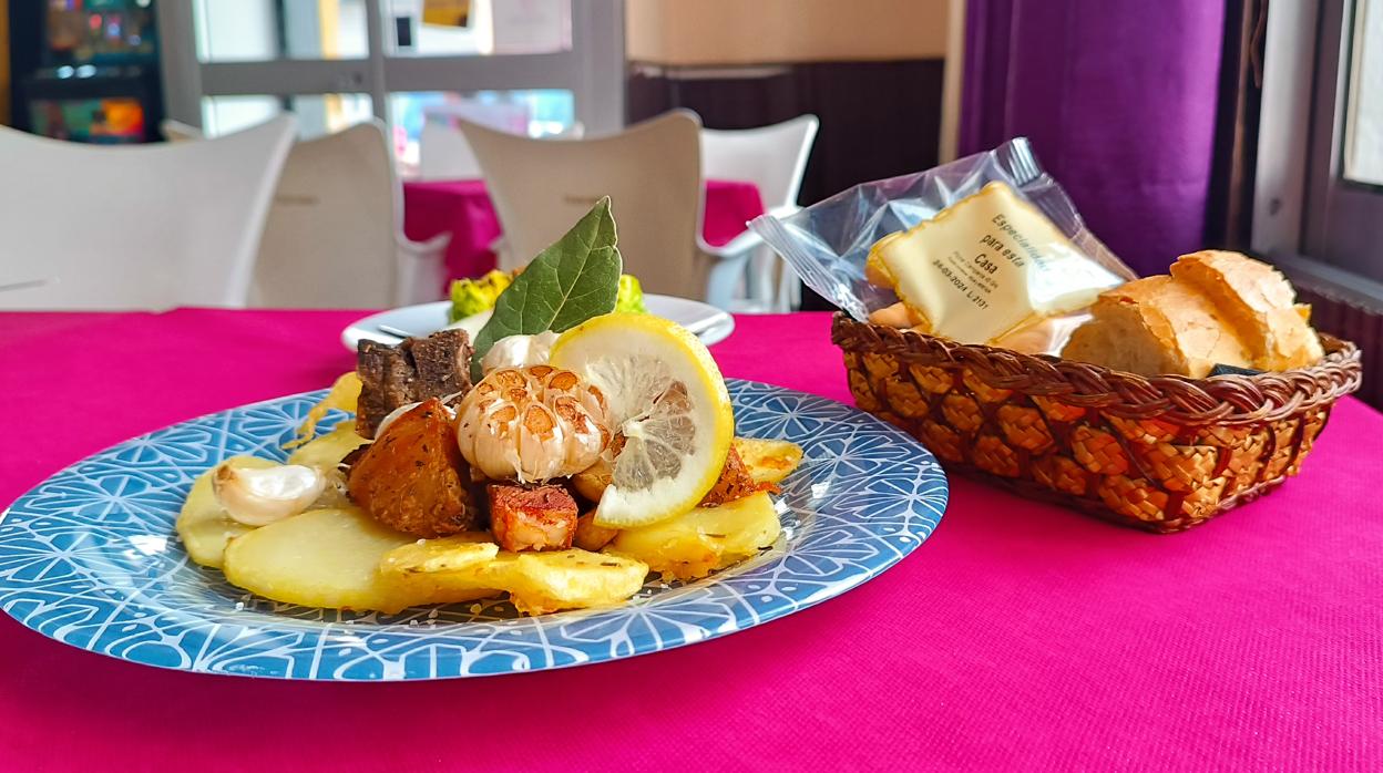 Cochifrito con patatas fritas caseras, del bar Los Fernandos