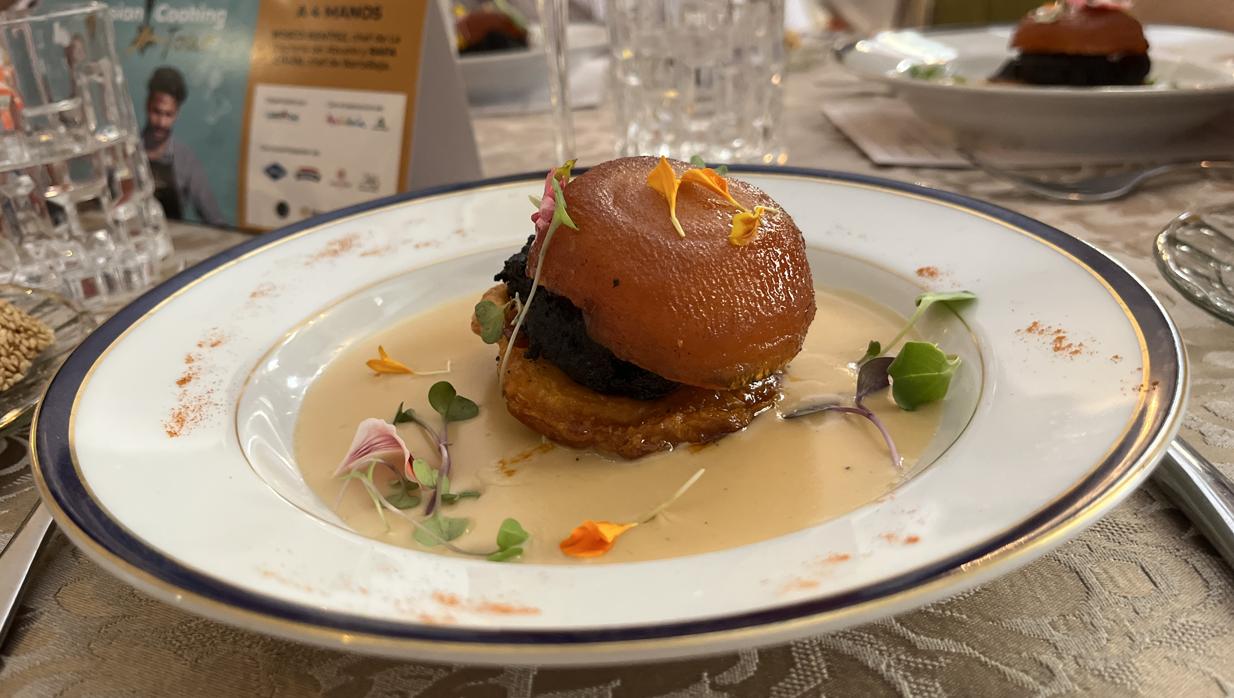 Tatín francés de manzana, ibéricos y salsa beurre, plato de Bosco Benítez en La Cochera del Abuelo, anfitrión del evento