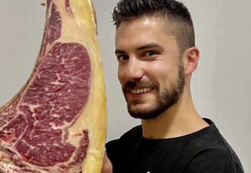 Juan Antonio Coca, con una de las piezas de carne que dan fama al local