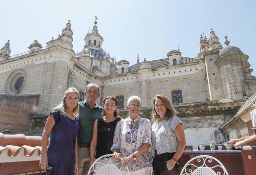 María Teresa Pérez acompañada de sus hijos (Paloma, Curro, Mayte y Marta)