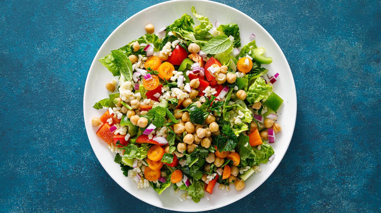 Las ensaladas de legumbres son platos muy completos y deliciosos