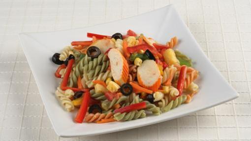 Ensalada de pasta con pimientos, maíz, surimi, tortilla y aceitunas
