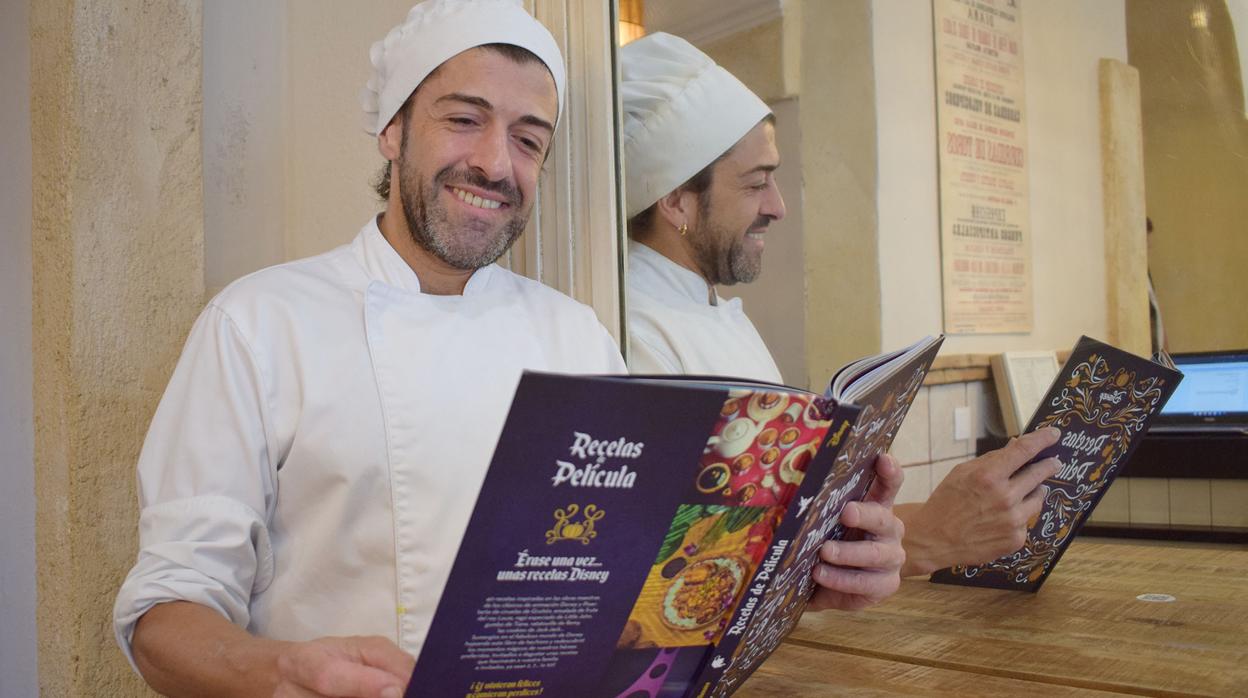 Juan Calzada, chef ejecutivo de Bodegas Mezquita, con el libro que inspira el menú