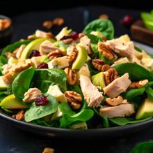 Ensalada con hojas verdes, fruta y frutos secos