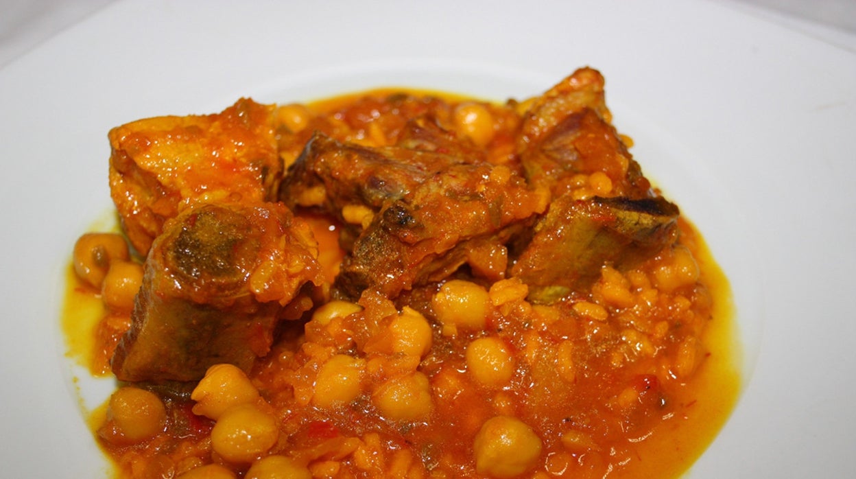 Plato de arroz con costillas y garbanzos