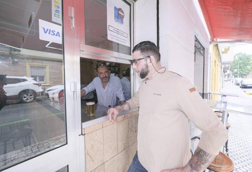 Iván Valero (Ivantxu) visita Bar Santa María: «Sitios como éste son la historia de Sevilla»