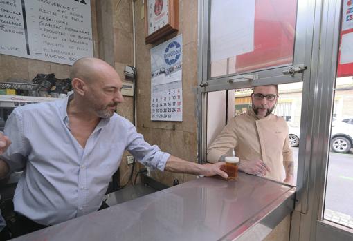 Iván Valero (Ivantxu) visita Bar Santa María: «Sitios como éste son la historia de Sevilla»