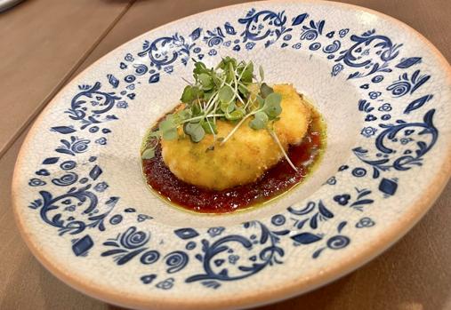 Burrata frita sobre mermelada