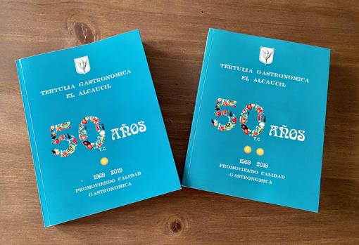 Libros de El Alcaucil que recogen sus primeros 50 años de historia
