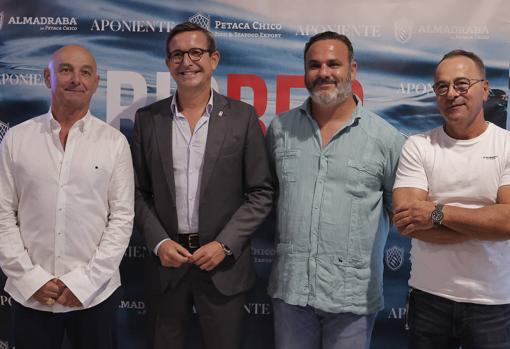 El consejero de Política Industrial y Energía, Jorge Paradela, junto al chef Ángel León y los socios de Petaca Chico