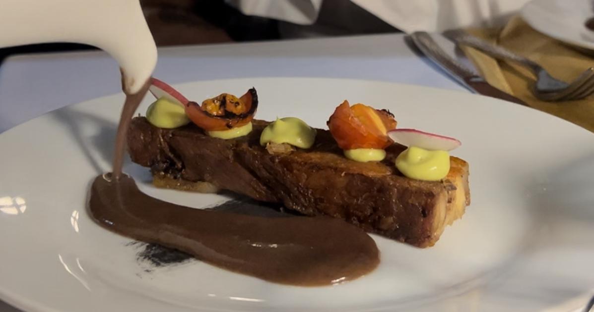 K'eek'en, lingote de cochinillo crujiente con salsa de frijoles negros fritos