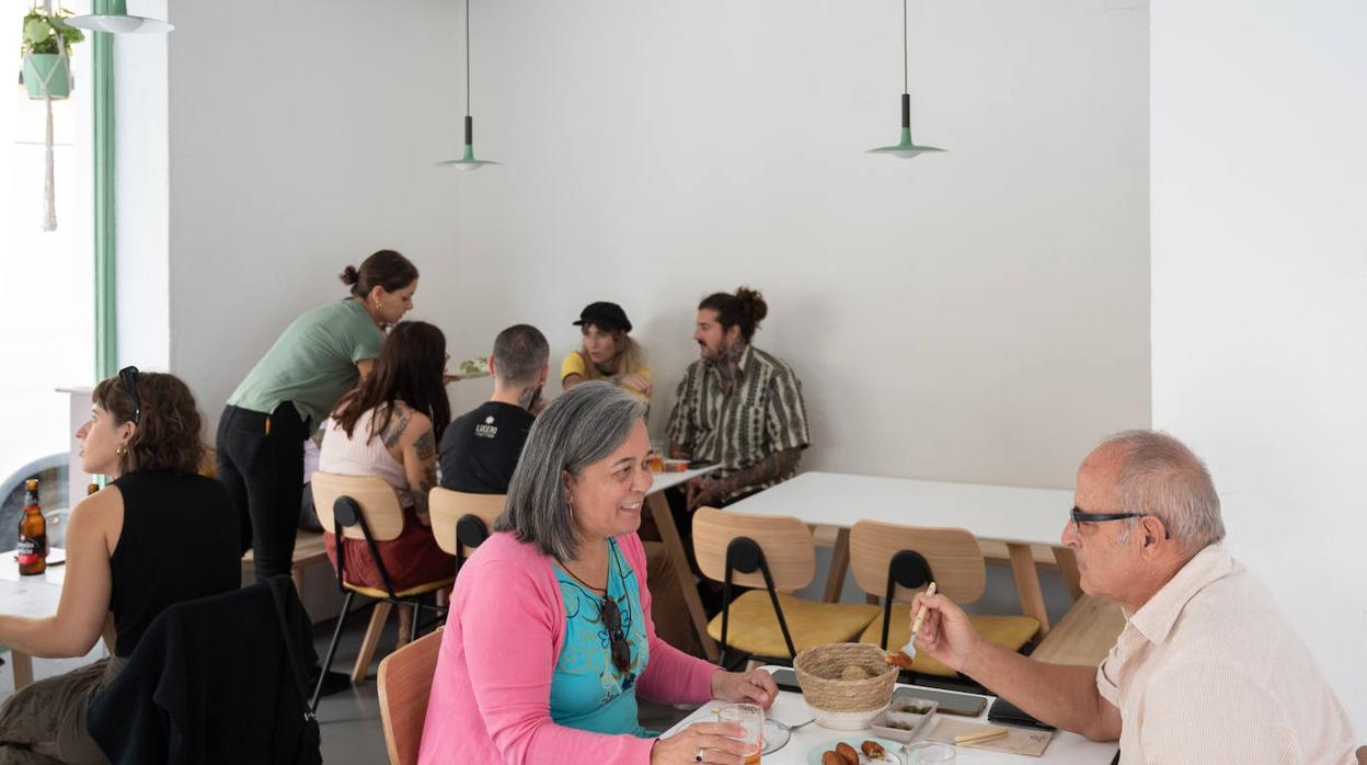 Veganí: «Pan, vino y verdura quitan el hambre»