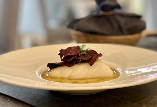 Bacalao con crema de maíz asado y chips de remolacha