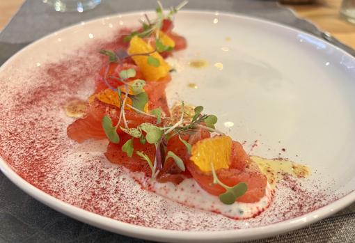 Salmón marinado con remolacha y eneldo fresco, salsa de yogur, vino blanco y cebollino, y acompañado de naranja y emulsión mostaza