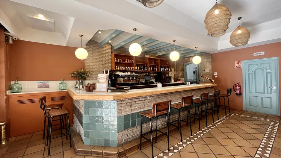 Manzana 8, cañas heladas y tapeo sevillano en Viapol