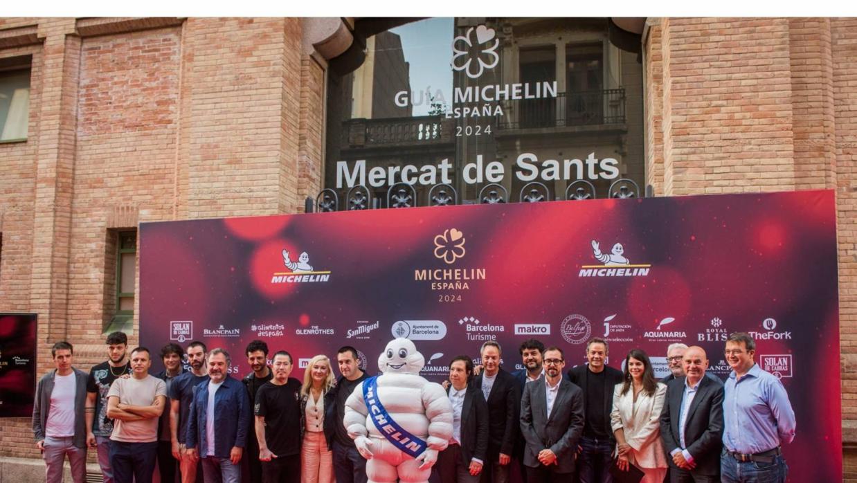 Chefs a cargo de la cena que tendrá durante la gala de Michelin, en el evento de presentación, en el Mercat de Sans (Barcelona)