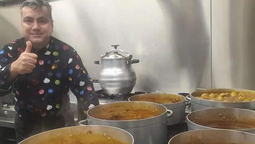 Javier Medina con las ollas en marcha