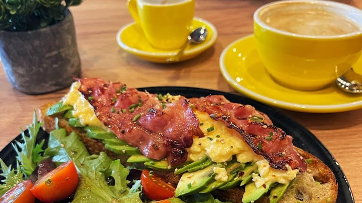 Tostada de huevos revueltos y bacon de The Golden Stack