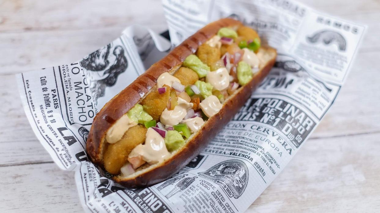 Bocadillo 'andaleee!!', pan brioche relleno de gambones crujientes con guacamole, pico de gallo y alioli de chipotle
