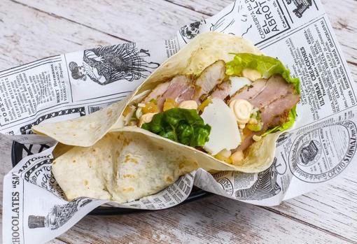 'Kebab pisha este sí está bueno' de chicharrones de Cádiz, queso de cabra payoya, pipirrana, lechuga y salsa kebap gaditana