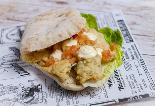 'Qué he hecho yo para merecer esto', mollete de rosada al limón frita, alioli de mojito, tomate y lechuga