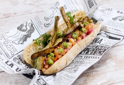 Bocadillo 'verde que te quiero verde', de alcachofas a la plancha, pesto de edamame y anacardos, tomate, cebolla encurtida y rúcula