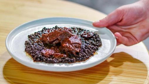 Lentejas caviar con chorizo y carrillada de jabalí