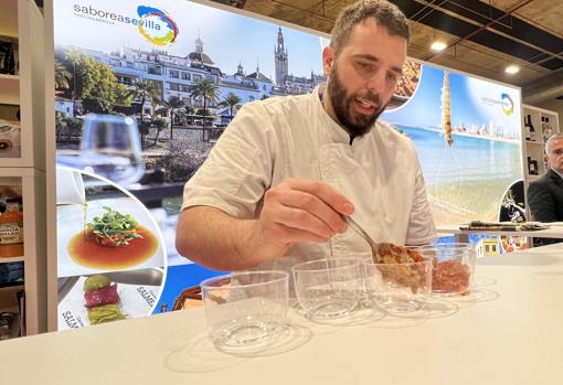 Jesús León (Sr. Cangrejo) emplatando su elaboración de marisco-garbanzo