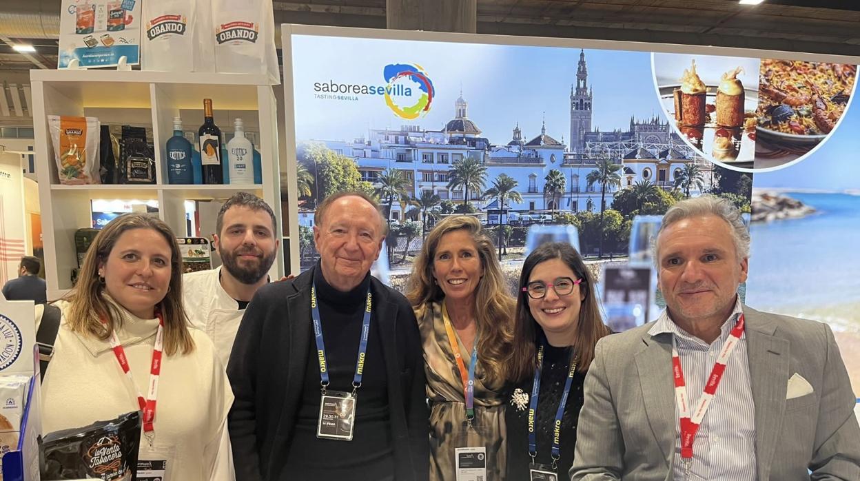 De izquierda a derecha; Angie Moreno (delegada de Turismo), Jesús León (Señor Cangrejo), José Carlos Capel (crítico gastronómico y fundador de Madrid Fusión), Ana Moreno (Inés Rosales), Fátima Villanueva (Señor Cangrejo) y Juanjo Domínguez (Contursa)