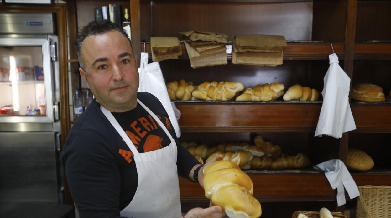 José Martín muestra una telera en la Panadería Confitería San Francisco
