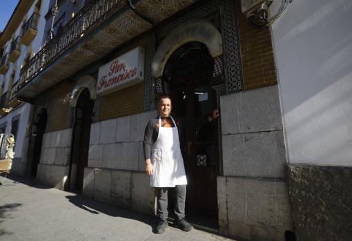 José Martín posa en la puerta de la panadería San Francisco, en la calle Enrique Redel, 4