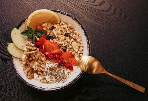 Bowl de frutas y granola de Sagasta Brunch