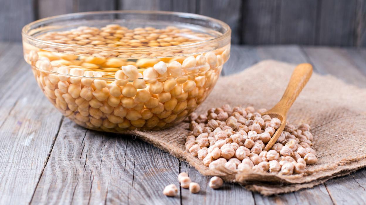 Antes de cocinarlos, hay que remojar los garbanzos