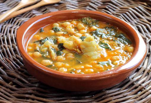 El potaje con espinacas y bacalao es un clásico del Viernes Santo