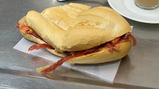 Festín matutino: dónde encontrar las mejores tostadas de jamón en Sevilla