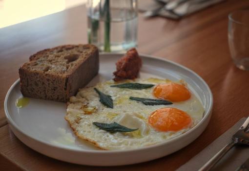 Casa Orzaez lleva su filosofía «healthy» a la calle Betis con un versátil espacio gastronómico