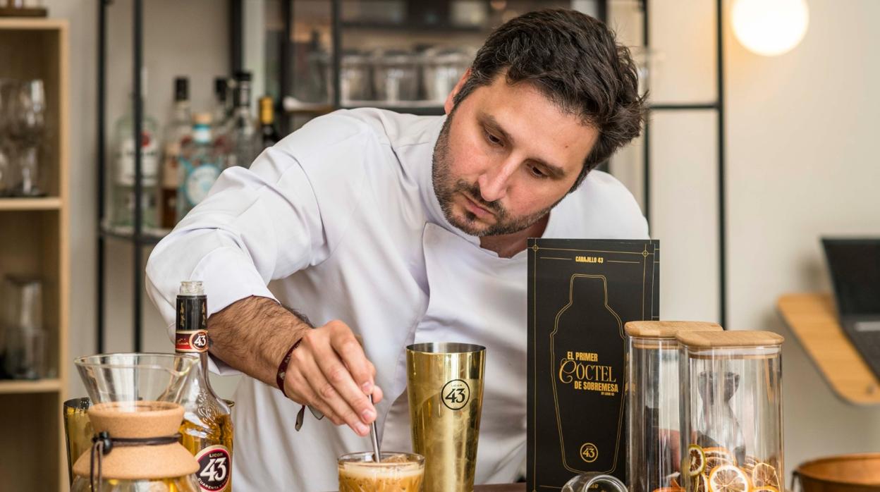 Javier Abascal, del restaurante Lalola, preparando uno de los cócteles