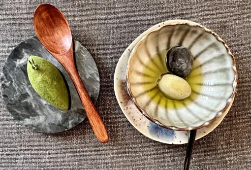 Mantequilla de anchoas y aceitunas cremosas heladas, aperitivo del menú Esencia