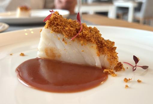 Bacalao al pilpil de remolacha y migas crujientes de pan con chorizo