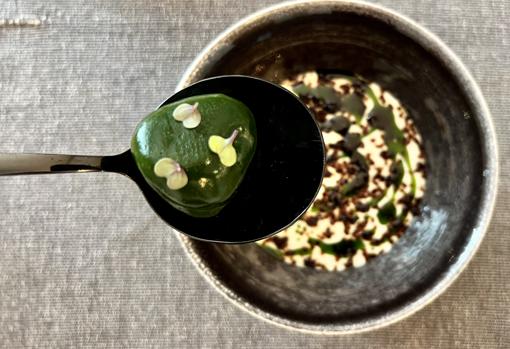 Gamba blanca de Huelva y espinacas, con ajoblanco y polvo de uva