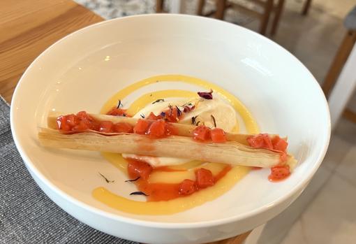 Cremoso de chocolate blanco con jengibre, milhojas de hojaldre con fresas de Huelva y lemon curd