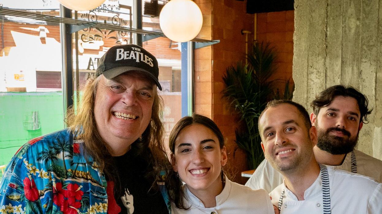 Así fue la comida de AC/DC en Sevilla: almejas y atún de almadraba