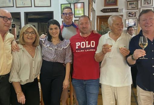 La familia Sánchez Pozuelo con Los Morancos y Manuel Benítez 'El Cordobés'