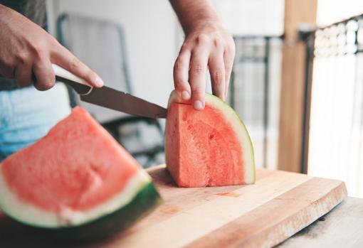 Tienes que cortar la sandía en trozos