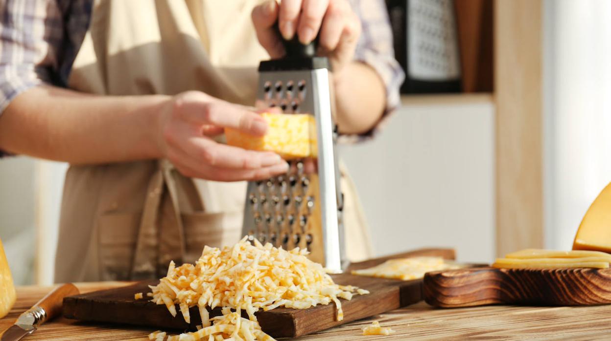 Rallar queso será más fácil con este truco