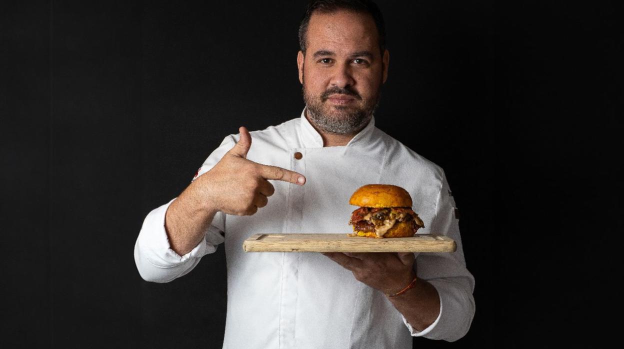 Manuel Valera con su hamburguesa ganadora