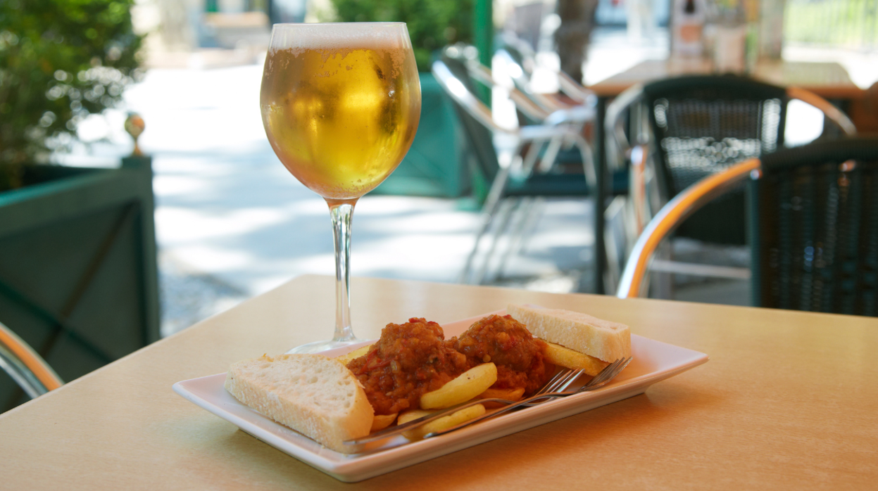 Cerveza y tapa en un bar de Sevilla