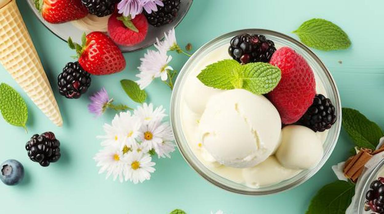 Helado de yogur casero con frutos rojos