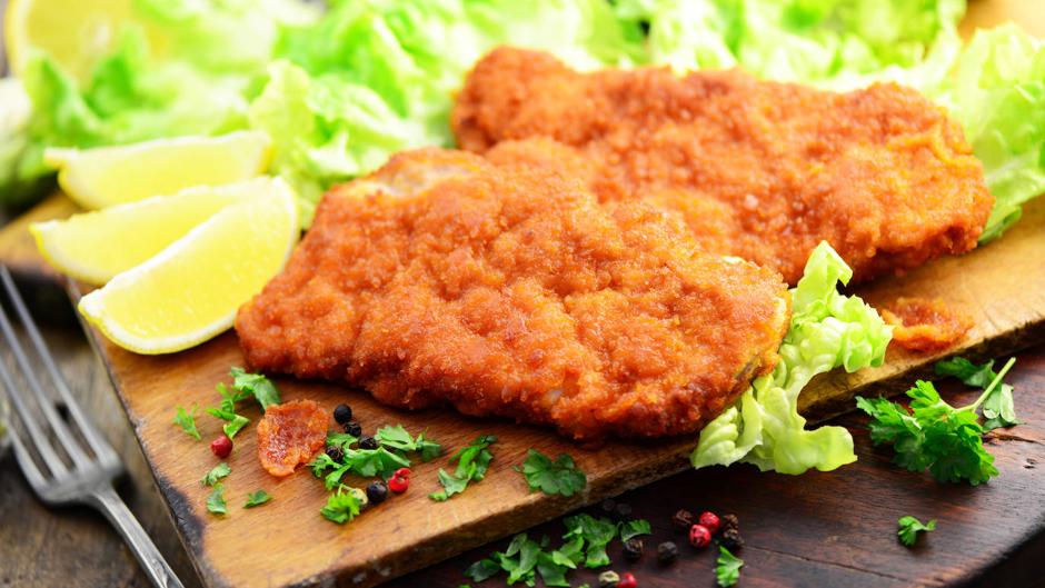 Esta es la especia que debes ponerle a los filetes antes de empanarlos